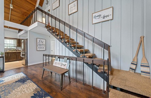 Bracey House | Private Cove, Sleeps 18, Pool Table, Kayaks, Dock