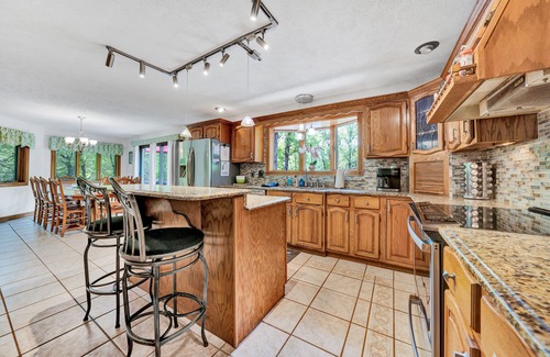 Huddleston House | Private Coveside Paradise! WiFi, Hot Tub, FLAT Lot, Game Room, Kayaks, Beach