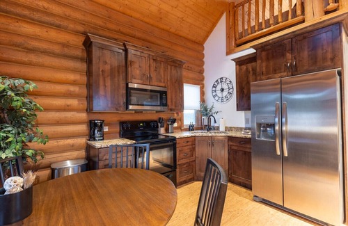 Alton Cabin | Private Cowboy Hot Tub with Alleged UFO Sightings