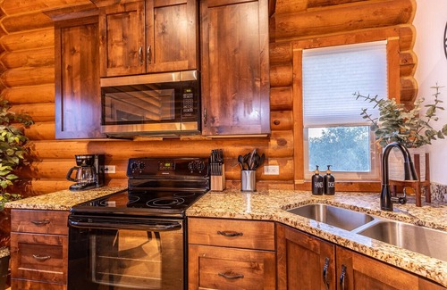 Alton Cabin | Private Cowboy Hot Tub with Alleged UFO Sightings