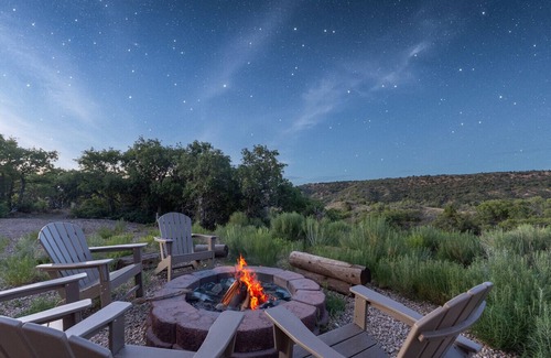 Alton Cabin | Private Cowboy Hot Tub with Alleged UFO Sightings