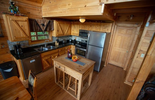 Gatlinburg - Pigeon Forge Cabin | Private Cozy Cabin, Amazing views! Close to the Fun! Summer Discount for August!