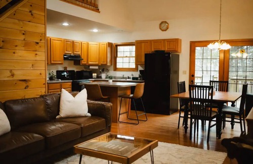 Rockbridge Cabin | Private Cozy Cabin, Spacious Hot Tub, Fire Pit Hammocks Relax Adventure & Enjoy