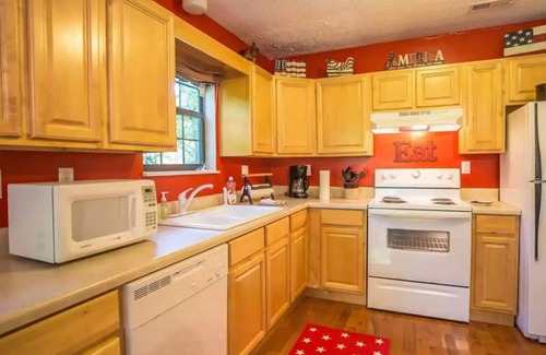 Gatlinburg - Pigeon Forge Cabin | Private/Cozy Gatlinburg Cabin with a Private Hot Tub! Minutes from Pigeon Forge!