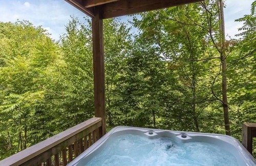 Gatlinburg - Pigeon Forge Cabin | Private/Cozy Gatlinburg Cabin with a Private Hot Tub! Minutes from Pigeon Forge!
