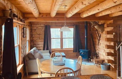 Pilot Knob Cabin | Private Cozy Log Cabin minutes from Lake George