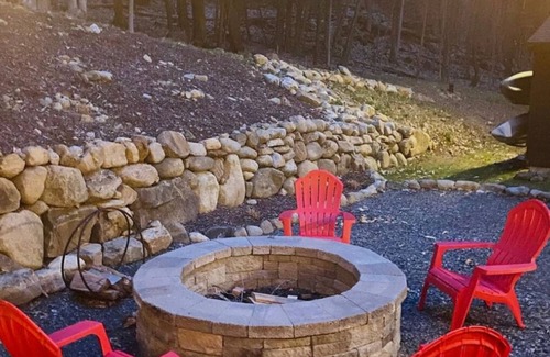 Pilot Knob Cabin | Private Cozy Log Cabin minutes from Lake George