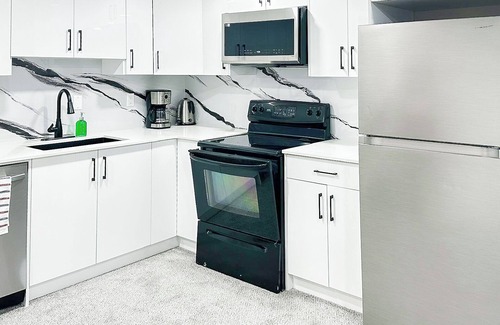 Airdrie House | Private, Cozy, Lux, Spacious One Bedroom Suite