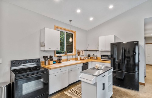 Anderson Township Cottage | Private & Cozy Modern Bungalow Conveniently Located