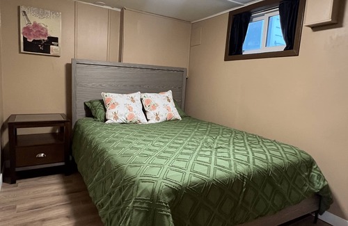 East Windsor House | Private & Cozy Vintage Suite