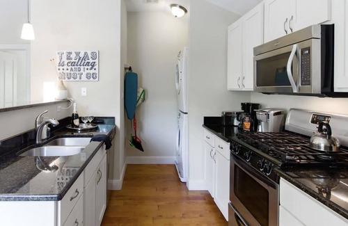 East Cesar Chavez House | Private Craftsman Cottage in East Austin