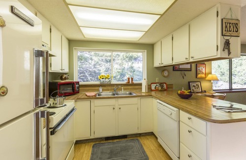 Cameron House | PRIVATE creekside house on cattle ranch 45 mins from Yellowstone National Park