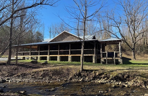 Gatlinburg - Pigeon Forge Cabin | Private Creekside Cabin w/GAMEROOM,FIREPIT & OUTDOOR ENTERTAINMENT AREA