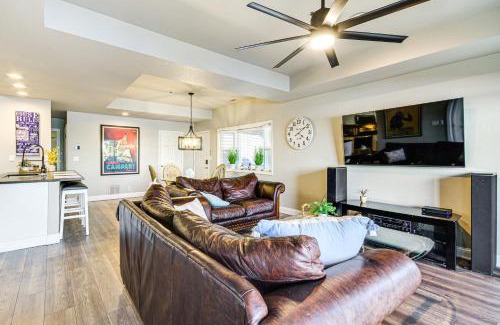 Lake Ozark Apartment | Private Deck and Community Perks Lake Ozark Condo