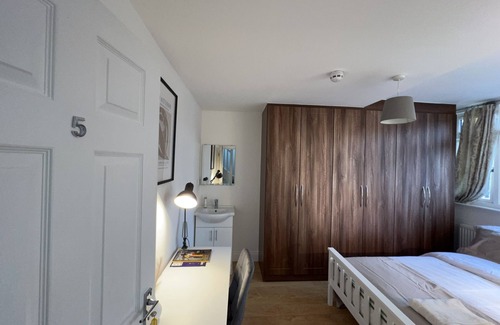 Norwood Green House | Private Double Room Mins To Central w Elizabeth L.