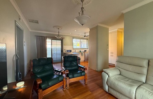Bentleigh Apartment | Private Ensuite Room| Walk-In Robe | 1min to Train