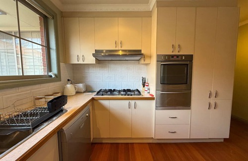 Bentleigh Apartment | Private Ensuite Room| Walk-In Robe | 1min to Train