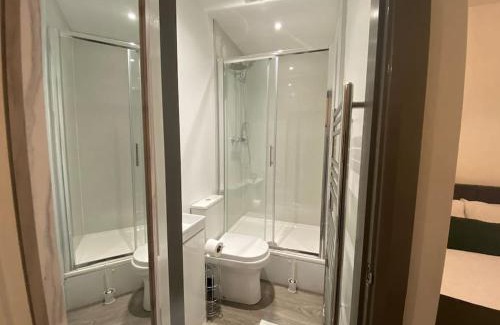 Church Gresley Apartment | Private Ensuite Rooms with Kitchen - Ideal for Work & Travel