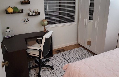 Lafayette House | Private entire 2-bedroom house with cozy backyard & patio close to 4 Downtowns