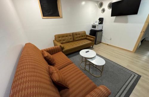 Ottawa Division Apartment | Private Entrance, private Bathroom, Bedroom and workspace