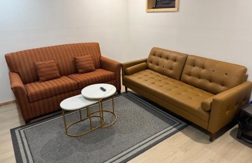 Ottawa Division Apartment | Private Entrance, private Bathroom, Bedroom and workspace