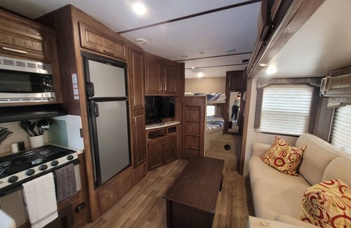 Wright House | Private Family Creekside RV Side+15 Min drive to Beach. Fenced Parking Lot