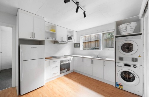 Highett House | Private family guest suite w/free parking