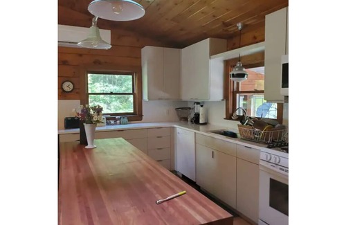 Lyman House | Private family retreat on Swan Pond