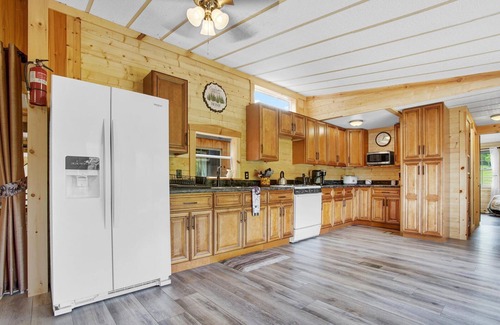Robertsdale Cabin | Private Farm Setting w/7-bedroom cabin & pond, Plus 3 acres of yard space
