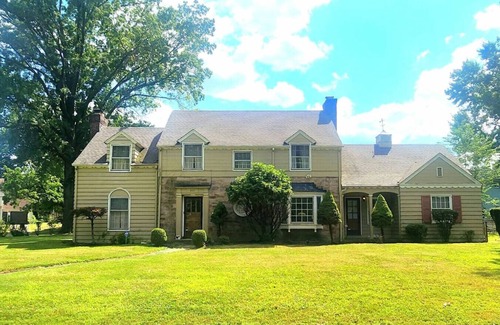 Youngstown Apartment | Private Fenced Yard King Bed Grill Fireplace
