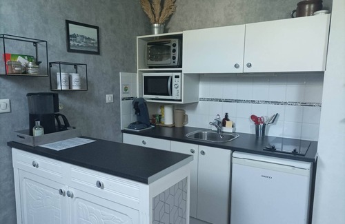 Saint-Georges-sur-Cher Cottage | Private Jacuzzi & Cabana bed