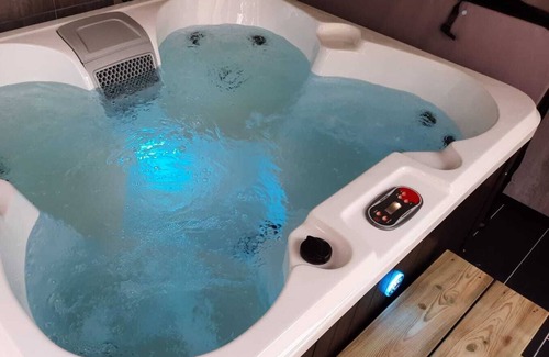 Saint-Georges-sur-Cher Cottage | Private Jacuzzi & Cabana bed