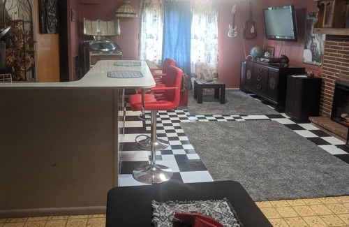 Kennydale Bed & Breakfast | Private, free parking and laundry. Centrally located to everythingnThe Roadhouse