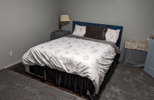 Kennydale Bed & Breakfast | Private, free parking and laundry. Centrally located to everythingnThe Roadhouse