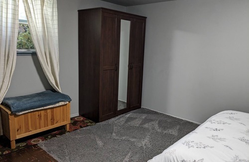 Kennydale Bed & Breakfast | Private, free parking and laundry. Centrally located to everythingnThe Roadhouse