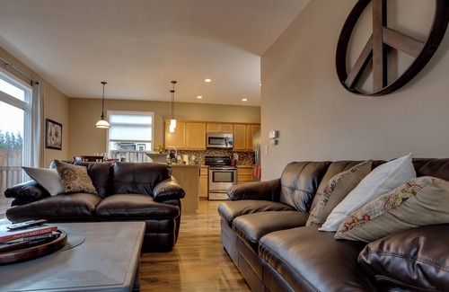 Troutdale House | Private Game Room & Hot Tub, Free WiFi - Blocks from Historic Downtown