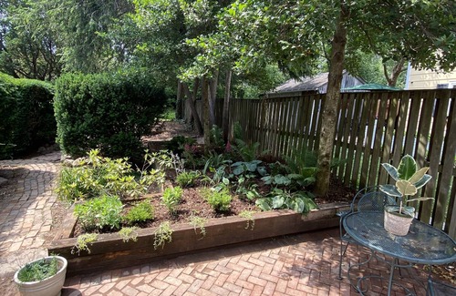 Leesburg's Old and Historic District Cottage | Private garden cottage located in the heart of downtown.