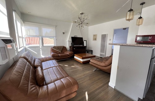 Carthay Circle Apartment | Private Gated Cozy 1 Bedroom/1 Bath Guesthouse