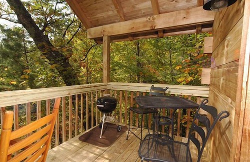 Gatlinburg - Pigeon Forge Cabin | Private Gatlinburg Honeymoon Cabin With Great Views Hot Tub Jacuzzi pool Table Fireplace Kitchen
