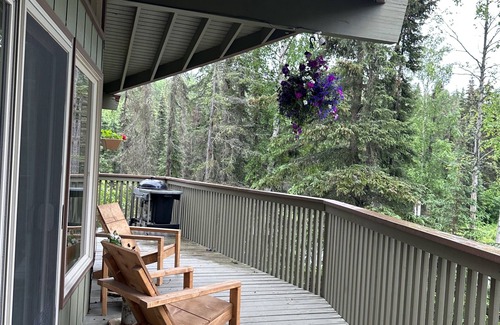 Mid-Hillside House | Private Getaway Right in Town