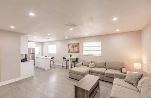 Edgewood House | Private Getaway Near Beaches & Downtown Las Olas!