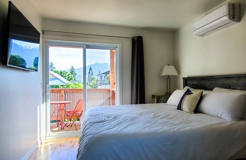 Kaslo House | Private guest house in central location.