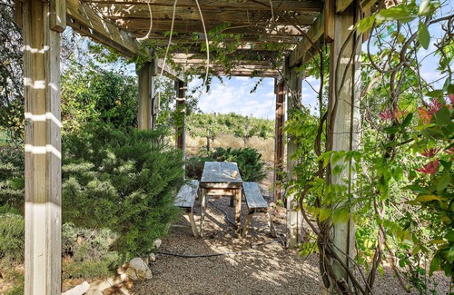 Paso Robles House | Private guest house on 40 acres with pool, spa, & game room