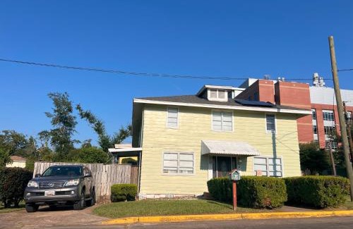 Tallahassee House | Private Guest Room 5 Min and less from FAMU, FSU, Downtown- TheDollHouse