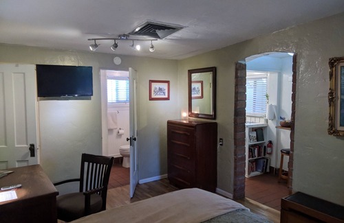 Encanto House | Private Guesthouse and garden located in the Phoenix Coronado neighborhood