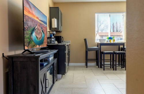 Page House | Private Guesthouse/King bed/2 TVs/Private backyard/Dogs welcome/Boat parking