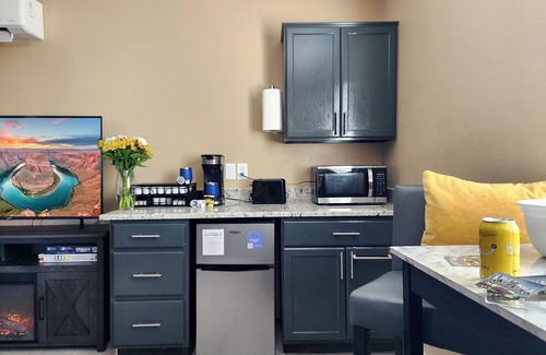 Page House | Private Guesthouse/King bed/2 TVs/Private backyard/Dogs welcome/Boat parking
