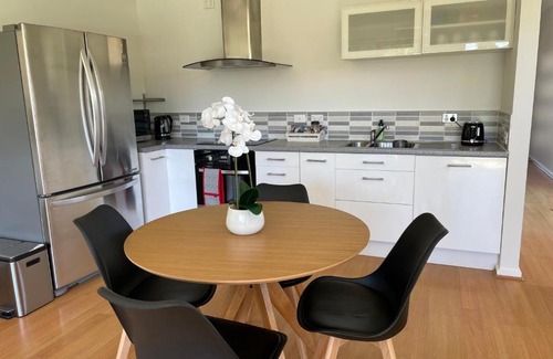 Mornington House | Private guesthouse - Minutes from the beach!