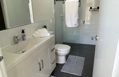 Mornington House | Private guesthouse - Minutes from the beach!