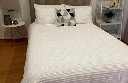 Mornington House | Private guesthouse - Minutes from the beach!